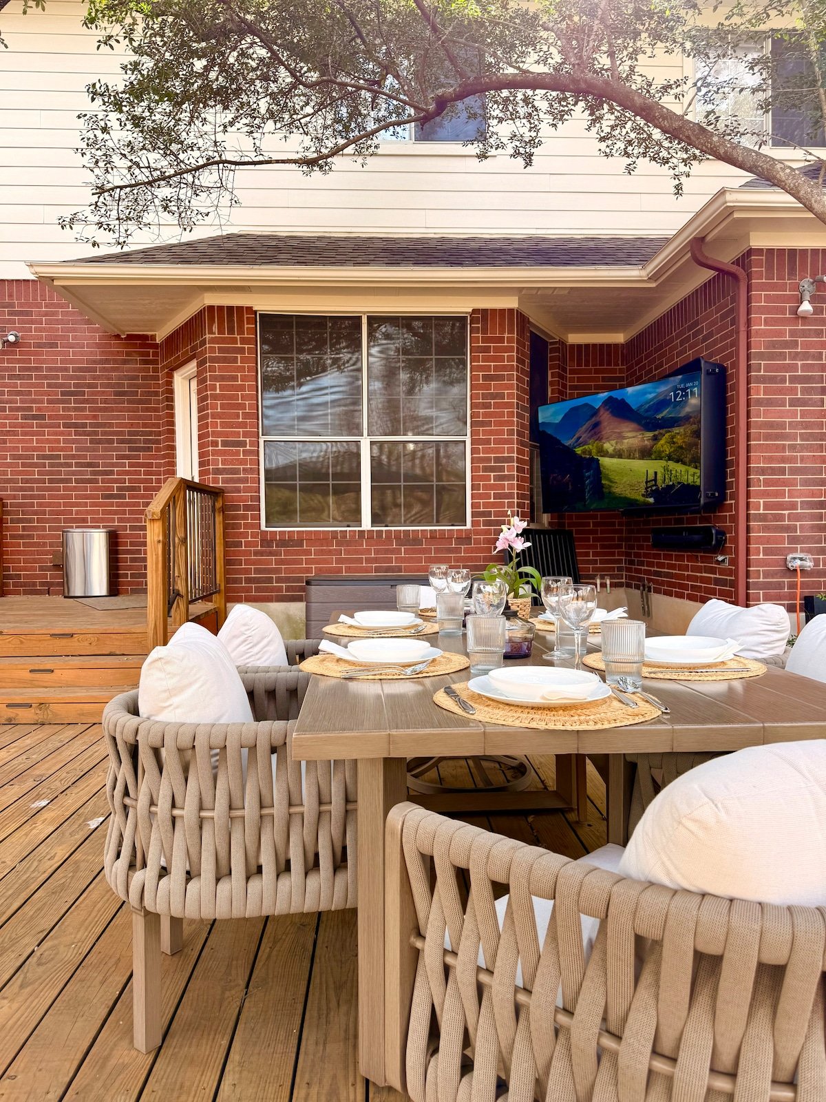 Deck dining & outdoor TV