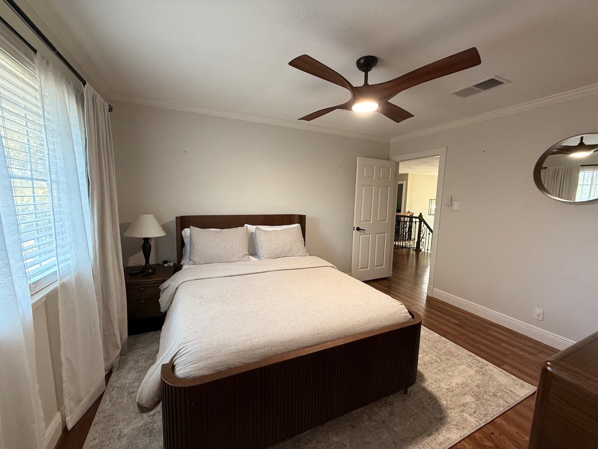 Bedroom four, queen bed
