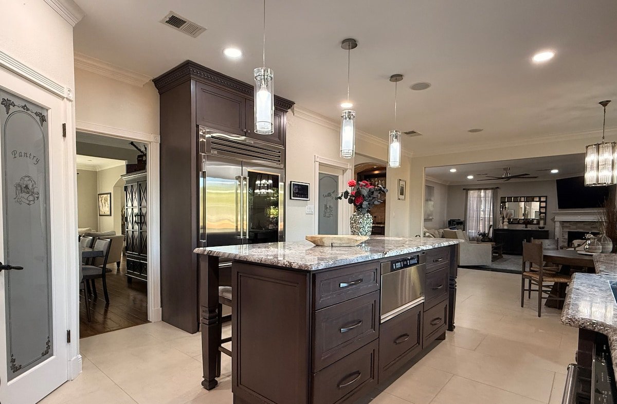 Chef's kitchen & Sub-Zero